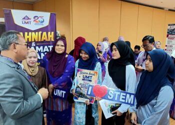 Dr. Zamri menyantuni pelajar baharu semasa sesi pendaftaran
pelajar yang berlangsung di Dewan Sultan Mizan UMT, Kuala Nerus baru-baru ini