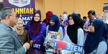 Dr. Zamri menyantuni pelajar baharu semasa sesi pendaftaran
pelajar yang berlangsung di Dewan Sultan Mizan UMT, Kuala Nerus baru-baru ini