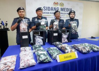 ZULKIFLI Muhammad (tengah) menunjukkan barang rampasan pada sidang akhbar Jabatan Kastam Diraja Malaysia (JKDM) di Kompleks Kastam Kargo, LTA Kuala Lumpur.