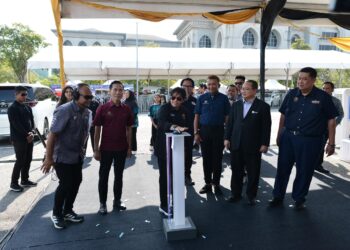 AZALINA Othman Said (tiga dari kiri) ketika melancarkan Karnival Jelajah Dasar Peluang Kedua Insolvensi 2026 di Putrajaya.
