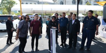 AZALINA Othman Said (tiga dari kiri) ketika melancarkan Karnival Jelajah Dasar Peluang Kedua Insolvensi 2026 di Putrajaya.