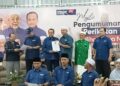 AHMAD SAMSURI Mokhtar (tiga kiri) menyampaikan watikah pelantikan kepada salah seorang daripada 11 calon Pas yang akan bertanding menggunakan logo PN pada PRN Johor, 11 Julai ini.