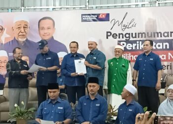 AHMAD SAMSURI Mokhtar (tiga kiri) menyampaikan watikah pelantikan kepada salah seorang daripada 11 calon Pas yang akan bertanding menggunakan logo PN pada PRN Johor, 11 Julai ini.