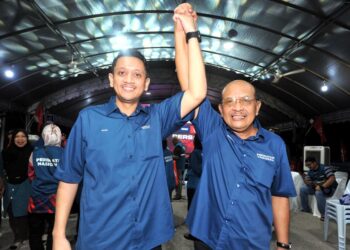 RASMAN Ithnain (kanan) akan bertanding di DUN Sedili manakala anaknya, Mohamad Alias Rasman diumum bertanding di DUN Panti pada PRN Johor ke-16 Johor. UTUSAN/RAJA JAAFAR ALI