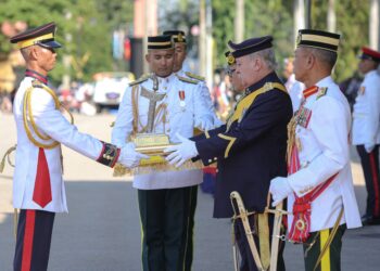KUALA LUMPUR 27 JUN 2026 - Yang di-Pertuan Agong, Sultan Ibrahim (dua kanan) berkenan menyampaikan Anugerah Terbaik Keseluruhan kepada Muhammad Aliff Iskandar Mohd Alimi (kiri) pada Istiadat Perbarisan Pentauliahan Diraja dan Pengurniaan Watikah Taulian Pegawai Kadet Angkatan Tentera Malaysia (ATM) Tahun 2026 di Kem Perdana Sungai Besi di sini hari ini. GAMBAR: FARIZ RUSADIO / PEMBERITA: AINA