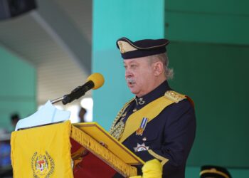 Yang di-Pertuan Agong, Sultan Ibrahim berkenan menyampaikan titah ucapan pada Istiadat Perbarisan Pentauliahan Diraja dan Pengurniaan Watikah Taulian Pegawai Kadet Angkatan Tentera Malaysia (ATM) Tahun 2026 di Kem Perdana Sungai Besi di sini hari ini. GAMBAR: FARIZ RUSADIO