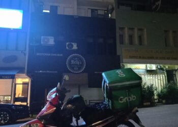 Kawasan gelap menyukarkan penghantar makanan mencari alamat pelanggan