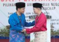 Onn Hafiz Ghazi dan Nur Hafiz Roslan  bertanding bagi kerusi DUN Machap, di Pusat Penamaan Calon, Dewan Muafakat, Kompleks Pentadbiran Simpang Renggam. - UTUSAN/SHIDDIEQIIN ZON