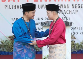 Onn Hafiz Ghazi dan Nur Hafiz Roslan  bertanding bagi kerusi DUN Machap, di Pusat Penamaan Calon, Dewan Muafakat, Kompleks Pentadbiran Simpang Renggam. - UTUSAN/SHIDDIEQIIN ZON