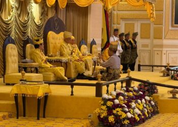 TUANKU Muhriz Tuanku Munawir berkenan menerima mengadap Undang Luak Sungei Ujong Ke-11, Muhammad Faris Johari bagi menyempurnakan pelantikan sebagai Undang Luak Sungei Ujong di Istana Besar Seri Menanti, Kuala Pilah, hari ini.-UTUSAN / NOR SHAFIQAH MOHD GHAZALI