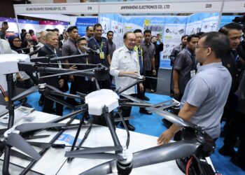 Perdana Menteri, Datuk Seri Anwar Ibrahim melawat ke ruang pameran pada Majlis Penutupan Rasmi MyDrone Expo 2026 di Taman Ekspo Agro Malaysia Serdang (MAEPS) di sini hari ini. GAMBAR - AMIR KHALID