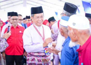 JALALUDDIN Alias bersalaman dengan orang ramai selepas tiba untuk merasmikan Persidangan Wanita, Pemuda, Puteri dan Bahagian UMNO Jelebu di Simpang Pertang dekat Jelebu, Negeri Sembilan hari ini.