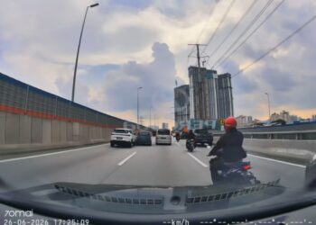 Rakaman kamera papan pemuka (dashcam) daripada pengguna jalan melibatkan aksi cobaan melarikan diri kereta Perodua Viva disyaki memiliki dadah sebelum hilang kawalan