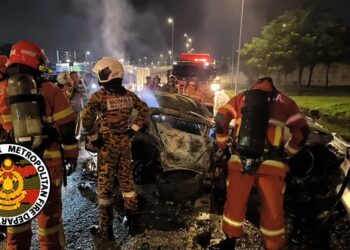 Pasukan Bomba dan Penyelamat melakukan pemadaman kebakaran sebuah kereta yang terbabas