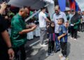 Menteri Pertahanan, Datuk Seri Khaled Nordin beramah mesra dengan orang ramai pada Karnival Hari Keluarga Kita Warga Angkatan Tentera Malaysia Zon Selatan, di X Park Impiana 2 Square, di sini hari ini. Foto: SHIDDIEQIIN ZON