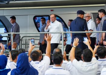 ANWAR Ibrahim tiba di Depoh LRT Johan Setia pada Majlis Pelancaran LRT Laluan Shah Alam, di Klang, Selangor, hari ini. - UTUSAN / SADDAM YUSOF