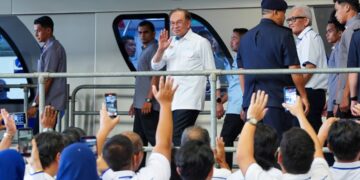 ANWAR Ibrahim tiba di Depoh LRT Johan Setia pada Majlis Pelancaran LRT Laluan Shah Alam, di Klang, Selangor, hari ini. - UTUSAN / SADDAM YUSOF