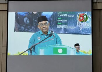 TAKIYUDDIN Hassan semasa menyampaikan ucapan pada Mesyuarat Agung Pas Kawasan Kota Bharu, Kelantan malam tadi-UTUSAN/YATIMIN ABDULLAH