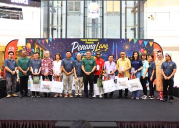 WONG Hon Wai (tengah) ketika menghadiri program Penang Lang Community Day 2026 sempena Sambutan Hari Warisan Dunia George Town di Pulau Pinang, semalam.