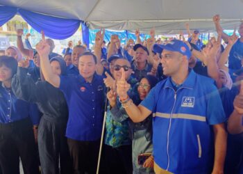 ONN Hafiz Ghazi (tiga kiri) melaungkan slogan Maju Johor ketika menghadiri Program Ramah Mesra bersama Warga Pangsapuri Saujana di Pangsapuri Bukit Saujana. Turut hadir, calon BN kerusi DUN Perling, P. Pannir Selvam (kanan).
