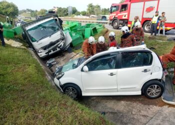 ANGGOTA bomba mengeluarkan mangsa yang tersepit dalam kemalangan melibatkan tiga buah kenderaan di Kilometer 94, PLUS menghala selatan di Sungai Petani. - IHSAN BOMBA