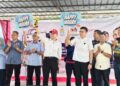 STEVEN Sim Chee Keong (empat dari kiri) ketika menghadiri Program Jualan MADANI KUSKOP (JMK) 2026 @ DUN Jawi di Taman Bukit Panchor, Nibong Tebal, Pulau Pinang.