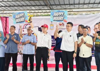 STEVEN Sim Chee Keong (empat dari kiri) ketika menghadiri Program Jualan MADANI KUSKOP (JMK) 2026 @ DUN Jawi di Taman Bukit Panchor, Nibong Tebal, Pulau Pinang.