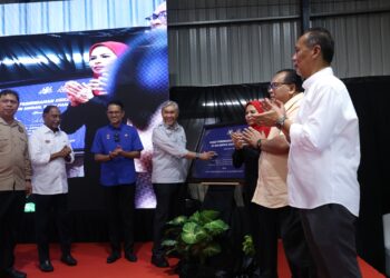AHMAD Zahid Hamidi ketika melancarkan PPKB di SK Seri Medan, Batu Pahat, Johor hari ini.