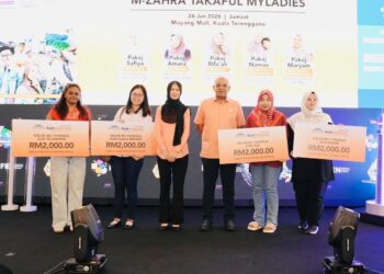 DATUK Khairul Kamarudin menyampaikan sumbangan kepada wakil empat persatuan ibu tunggal sempena pelancaran M-Zahra Takaful MyLadies.