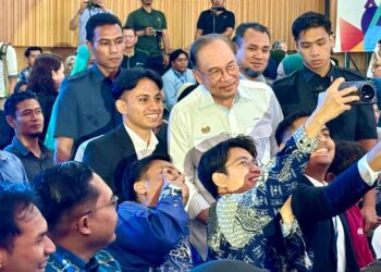 ANWAR Ibrahim beramah mesra bersama golongan belia pada Majlis Pelancaran Bakat Madani di Bandar Sri Sendayan, Seremban semalam. – UTUSAN/NOR SHAFIQAH MOHD GHAZALI