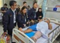 MANGSA letupan bom Abdullah Syarapi Abd Rahman, 45, yang cedera dalam letupan bom di Tak Bai, Thailand mahu mendapatkan rawatan di Kelantan semasa menerima kunjungan Rusdi Mali di Hospital Narathiwat, petang tadi.-IHSAN ISOC 4
