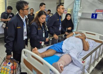 MANGSA letupan bom Abdullah Syarapi Abd Rahman, 45, yang cedera dalam letupan bom di Tak Bai, Thailand mahu mendapatkan rawatan di Kelantan semasa menerima kunjungan Rusdi Mali di Hospital Narathiwat, petang tadi.-IHSAN ISOC 4