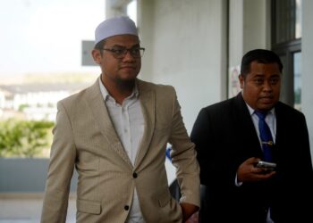 SEORANG peniaga durian dihadapkan ke Mahkamah Sesyen Sepang atas pertuduhan membuat hantaran palsu di media sosial berkaitan pembekalan bahan api. - UTUSAN/FAISOL MUSTAFA