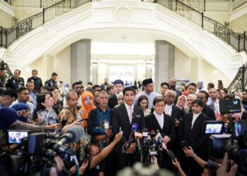 SYED Saddiq Abdul Rahman ketika ditemui pemberita di Istana Kehakiman, Putrajaya hari ini. - UTUSAN/MUHAMAD IQBAL ROSLI