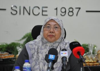 FUZIAH Salleh semasa sidang akhbar selepas  mengadakan lawatan kerja ke kilang SDS Food Manufacturing Sdn. Bhd. di Jalan Kempas Lama, Johor Bahru disini. - UTUSAN/RAJA JAAFAR ALI