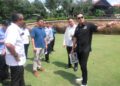 MUHAMAD Akmal Saleh diberi penerangan ketika mengadakan lawatan tapak sempena Festival Kendurian di Duta Riang Villa, Selandar, Alor Gajah, Melaka, hari ini. - UTUSAN/AMRAN MULUP