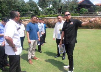 MUHAMAD Akmal Saleh diberi penerangan ketika mengadakan lawatan tapak sempena Festival Kendurian di Duta Riang Villa, Selandar, Alor Gajah, Melaka, hari ini. - UTUSAN/AMRAN MULUP