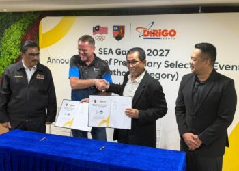 Timbalan Presiden MA, Datuk Wan Hisham Wan Salleh melakukan gimik  memorandum persefahaman (MoU) bersama Pengarah Dirigo Events merangkap Pengarah Projek KLSCM, Rainer Biemans, di Wisma Majlis Olimpik Malaysia (MOM), hari ini.