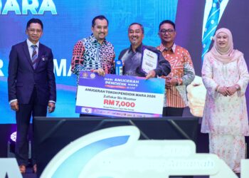 ASYRAF Wajdi Dusuki (dua kiri) menyerahkan Anugerah Tokoh Pendidik MARA kepada Zulfakar Maamor (tengah) pada Hari Anugerah Pendidik MARA di Hotel Premiera di sini hari ini.
Turut sama, Ketua Pengarah MARA, Datuk Zulfikri Osman (dua kanan). - UTUSAN/FARIZ RUSADIO