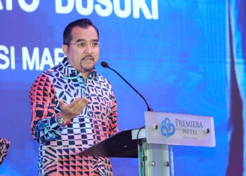 ASYRAF Wajdi Dusuki semasa berucap pada Hari Anugerah Pendidik MARA di Hotel Premiera di sini hari ini. - UTUSAN/FARIZ RUSADIO