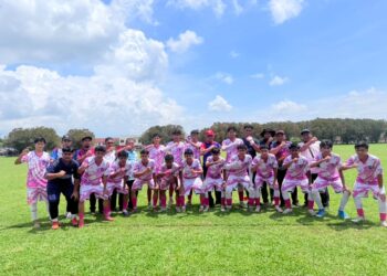 AZLI Shafie (tiga kanan, belakang) bersama guru dan barisan pemain selepas merangkul  kejuaraan bola sepak Majlis Sukan Sekolah-Sekolah Daerah (MSSD) Tanah Merah kategori bawah 17 tahun di SMK Belimbing, Tanah Merah, Kelantan.