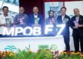 DATUK Seri Dr. Noraini Ahmad (tiga kanan) menunjukkan baja MPOB F7 ketika merasmikan Program Pemindahan Teknologi Sawit, Lembaga Minyak Sawit Malaysia (MPOB) (TOT MPOB 2026) di Ibu Pejabat MPOB Bangi di sini semalam.UTUSAN/ FAUZI BAHARUDIN