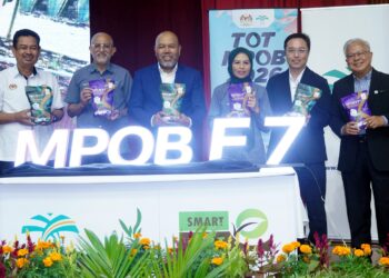 DATUK Seri Dr. Noraini Ahmad (tiga kanan) menunjukkan baja MPOB F7 ketika merasmikan Program Pemindahan Teknologi Sawit, Lembaga Minyak Sawit Malaysia (MPOB) (TOT MPOB 2026) di Ibu Pejabat MPOB Bangi di sini semalam.UTUSAN/ FAUZI BAHARUDIN