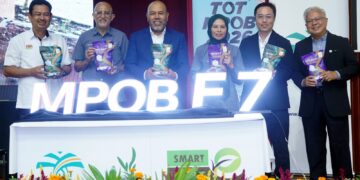 DATUK Seri Dr. Noraini Ahmad (tiga kanan) menunjukkan baja MPOB F7 ketika merasmikan Program Pemindahan Teknologi Sawit, Lembaga Minyak Sawit Malaysia (MPOB) (TOT MPOB 2026) di Ibu Pejabat MPOB Bangi di sini semalam.UTUSAN/ FAUZI BAHARUDIN