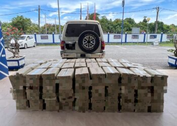 RAMPASAN minyak masak yang cuba diseludup ke negara jiran melalui pangkalan haram Mat Yeh, Jeram Perdah, Rantau Panjang, Kelantan hari ini.