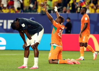 TONGGAK Ecuador, Willian Pacho tertunduk kecewa selepas tewas pada aksi pertama Kumpulan E kepada Ivory Coast.-AFP