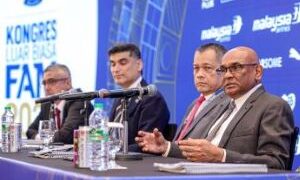 Setiausaha Agung Konfederasi Bola Sepak Asia (AFC), Datuk Seri Windsor John (kanan) bercakap pada sidang akhbar selepas Kongres Luar Biasa Persatuan Bola Sepak Malaysia (FAM) 2026 di Petaling Jaya, semalam. - UTUSAN/FARIZ RUSADIO