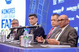 Setiausaha Agung Konfederasi Bola Sepak Asia (AFC), Datuk Seri Windsor John (kanan) bercakap pada sidang akhbar selepas Kongres Luar Biasa Persatuan Bola Sepak Malaysia (FAM) 2026 di Petaling Jaya, semalam. - UTUSAN/FARIZ RUSADIO