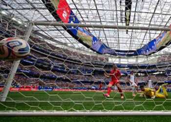 PENJAGA Gol Bosnia-Herzegovina, Nikola Vasilj dibolosi buat kali ketiga menerusi jaringan pemain tengah Switzerland, Johan Manzambi dalam aksi kedua Kumpulan B di Stadium Los Angeles, sebentar tadi.-AFP