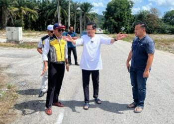 MENJADI rutin bagi Harrisoan Hasan tunrun padang mendengar permasalahan penduduk.